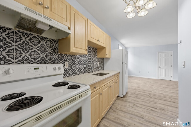 Building Photo - 60 Center St