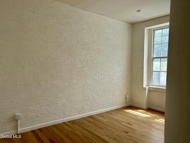 Building Photo - 155 River St