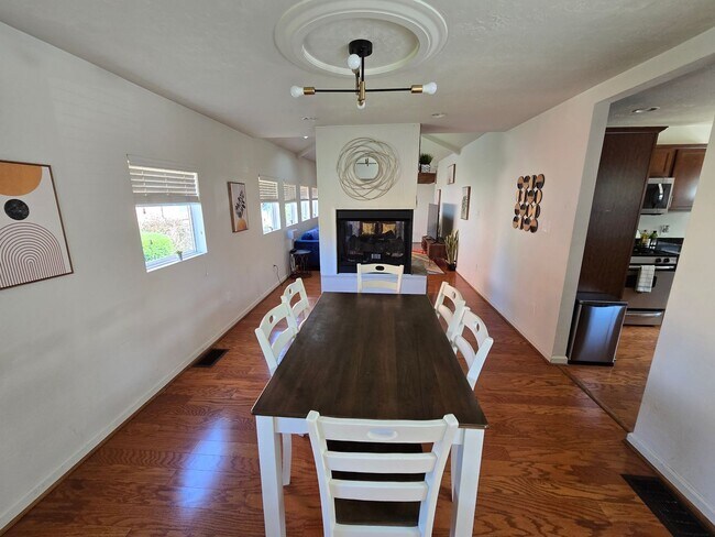 Building Photo - Stunning 4Bed 2bath House in Point Breeze!...