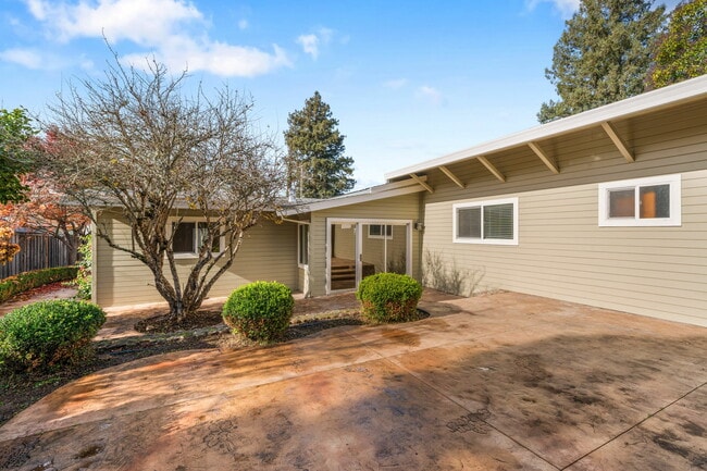 Building Photo - 824 Prince Ave