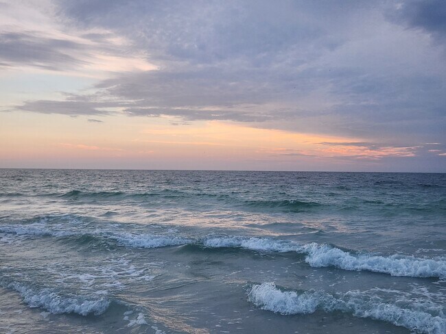 Building Photo - 483 E Shore Dr