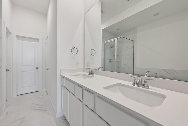 Building Photo - 16739 Lake Austin St