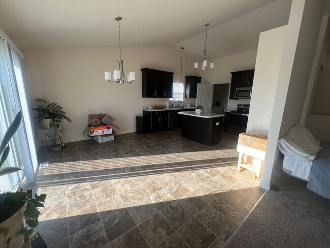 Building Photo - Private Charming Home!