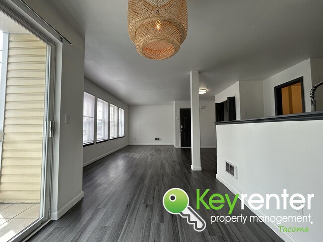 Building Photo - Exceptional 2 Bed 2 Bath Downtown Condo