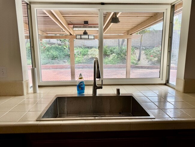 Building Photo - Nice Single Story Home