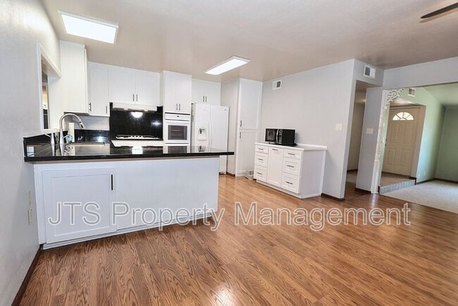 Building Photo - 2128 W La Loma Dr