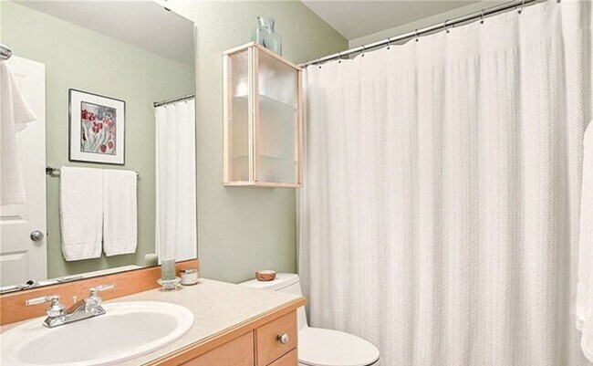 Building Photo - Stylish Upgraded Townhome Near Redmond Town Center & Sammamish Trail