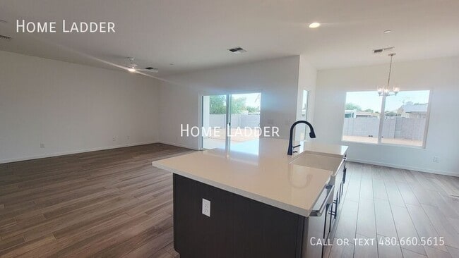 Building Photo - 926 N 97th Way