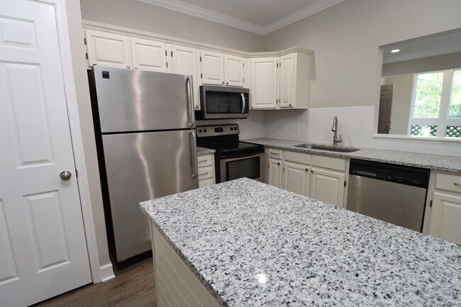 Building Photo - Luxury 3BR/2BA Renovated Condo