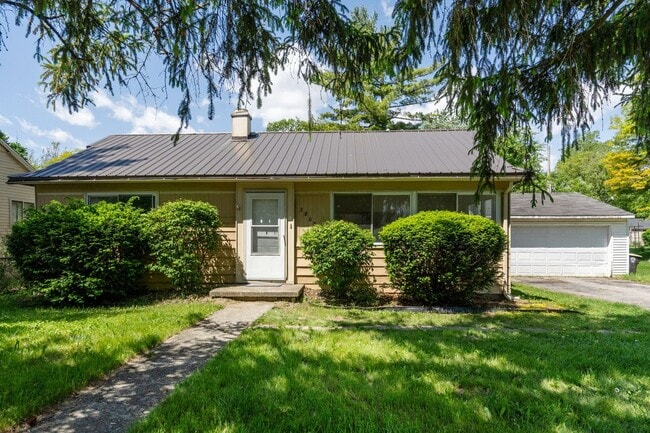 Primary Photo - NEW LISTING! 3 BEDROOM HOUSE!
