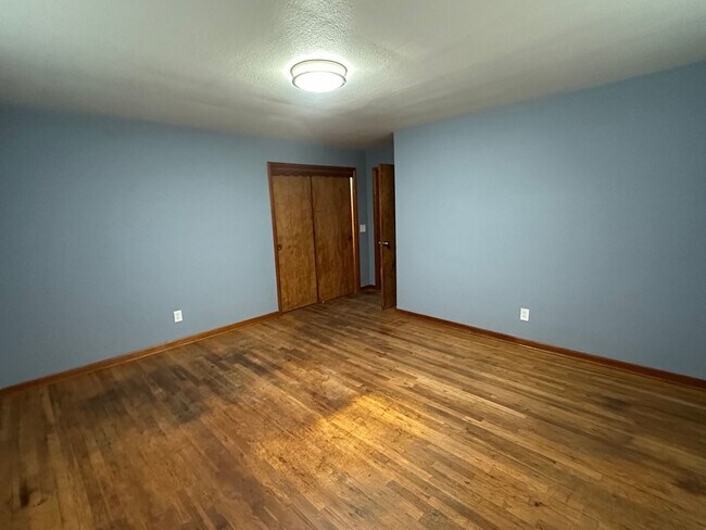 Building Photo - Large 4 Bedroom 2 Bath 1 Story Home with L...