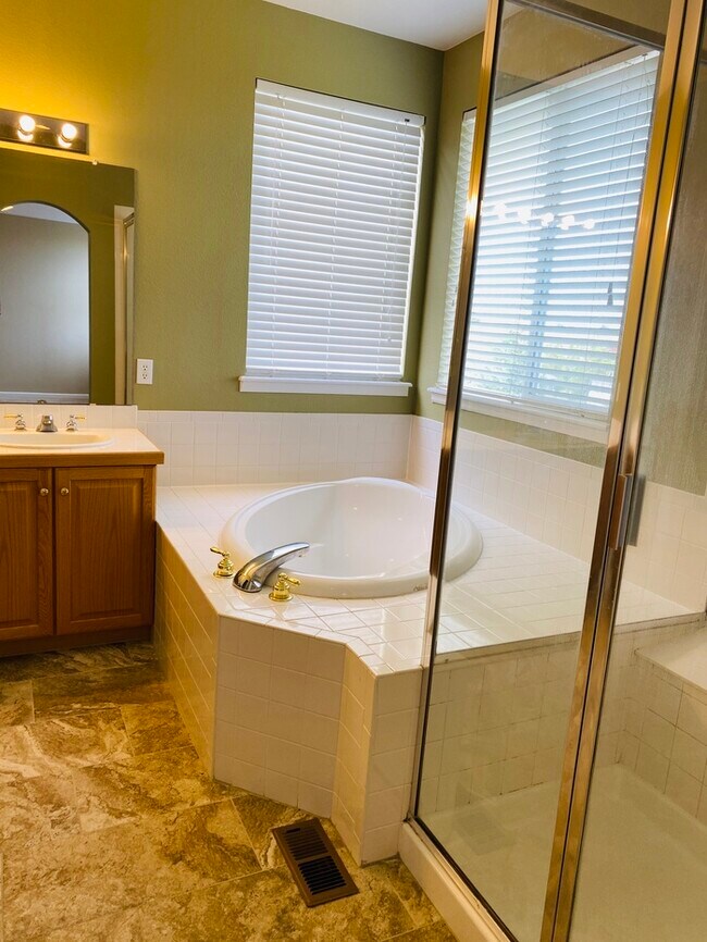 Building Photo - Immaculate home in Castle Pines North