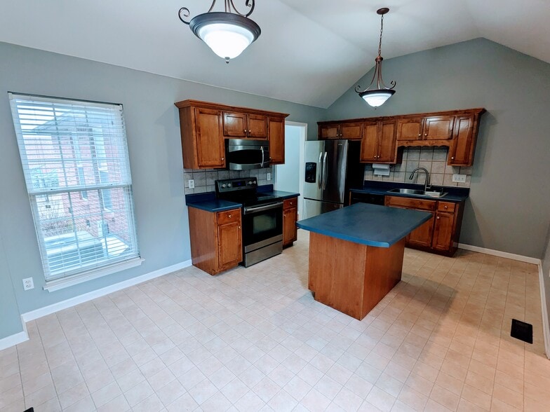 Kitchen - 506 Johnstown Dr