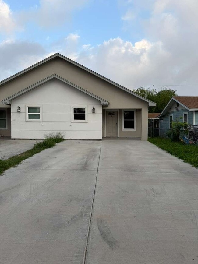 Building Photo - 3125 E 22nd St