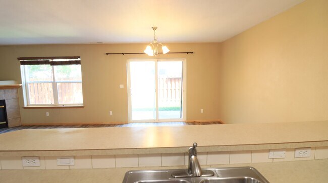 Building Photo - 3/2.5 Townhome in Redmond