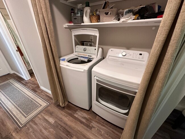 Building Photo - Quiet Kirkland Condo near Downtown Availab...