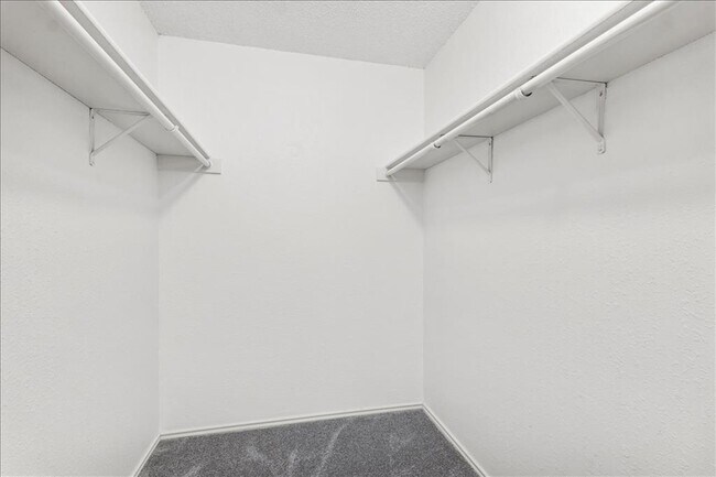 Building Photo - 12000 Lincolnshire Dr