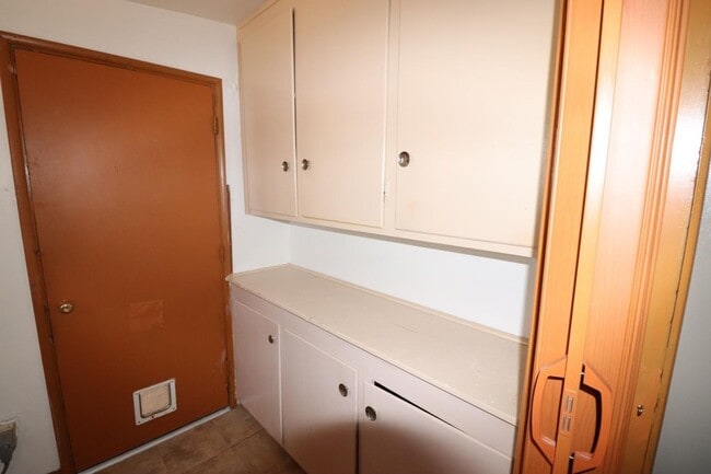 Building Photo - 3 Bedroom 2 Bathroom