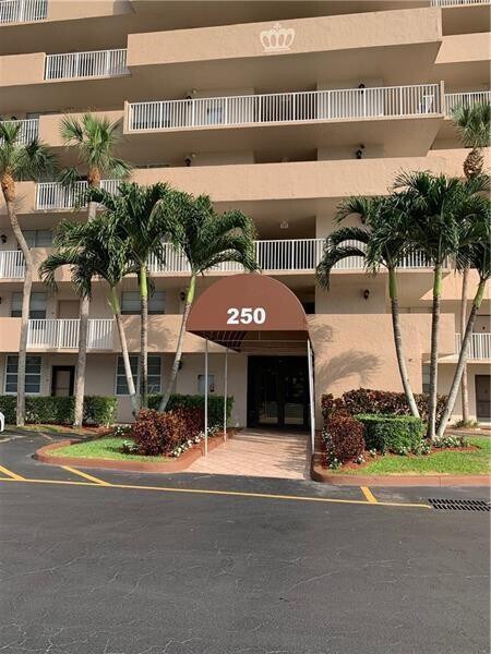 Building Photo - 250 Jacaranda Dr