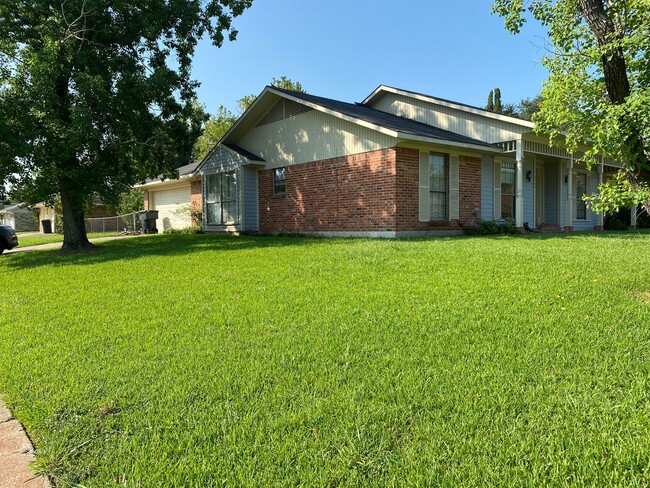 Building Photo - Great Home in Golden Meadows