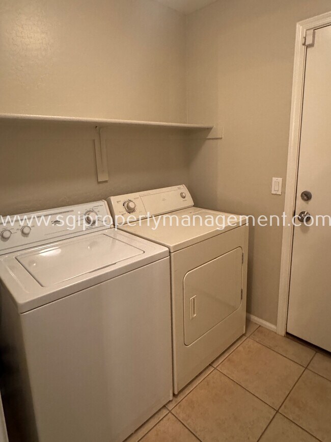 Building Photo - 2191 W Goldmine Mountain Dr