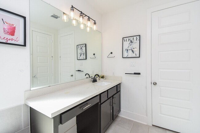 Building Photo - 823 Sarasota Shore Dr