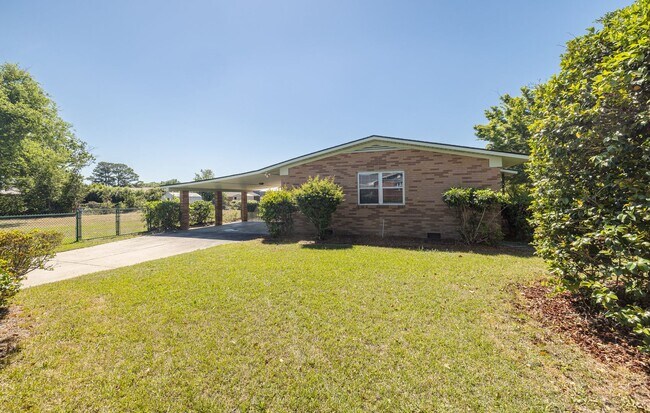 Building Photo - 240 Maywood Dr