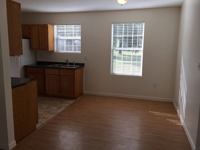 Building Photo - 1102 NE 16th Ave