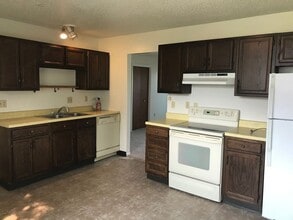 Building Photo - Move-In Today 2 Bedroom 1 Bathroom Apartment Close to Campus!