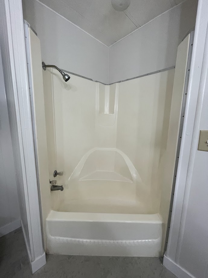 bathtub/shower and built in seat - 17149 Chico Dr