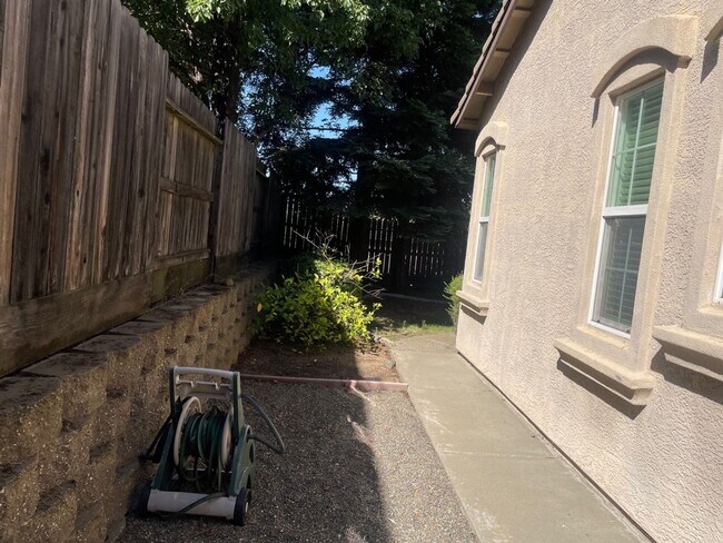 Building Photo - Empire Ranch!!