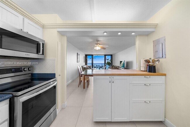 Building Photo - 2201 S Ocean Dr