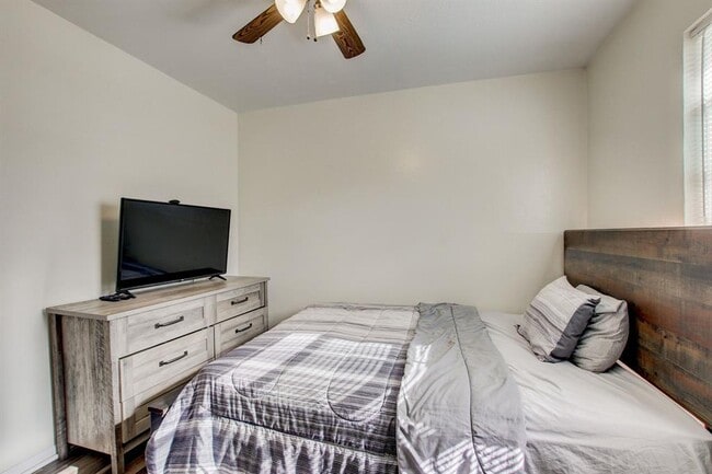 Building Photo - 1208 S 19th St