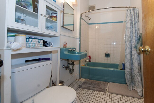 Building Photo - Sunny 2 Bed in Allston | Hardwood Floors | Dishwasher | 9/1