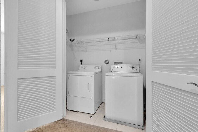 Building Photo - 4 BEDROOMS 3.5 BATHROOMS!! GATED COMMUNITY