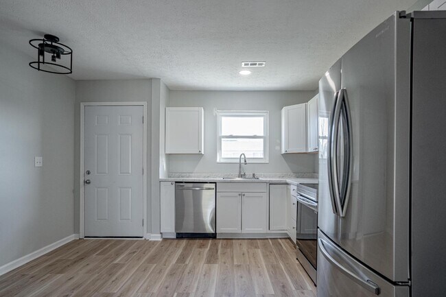 Building Photo - 1312 Farmingdale Dr