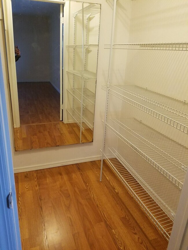 Building Photo - Centrally located, elegantly updated 2-bed...