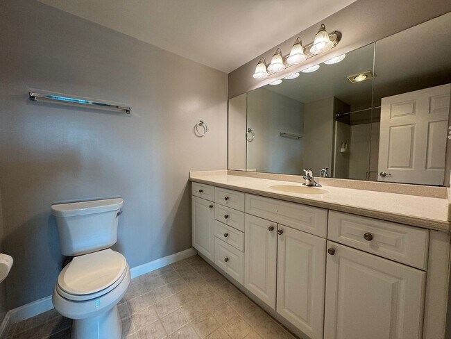Building Photo - Bright 1 Bed 1 Bath Condo With Sunroom In ...