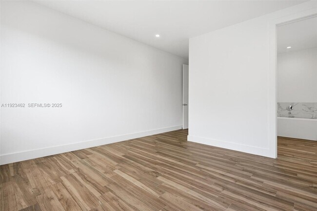 Building Photo - 2852 SW 32nd Ct