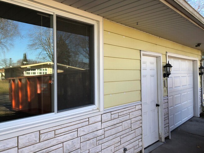 Building Photo - Spacious Home Waiting For You!