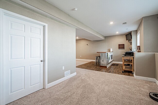 Building Photo - Spacious 5BD, 4BA Castle Rock Home with Fi...