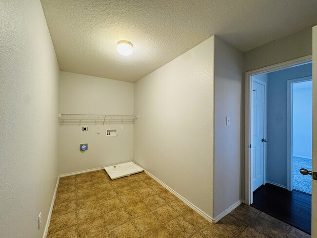 Building Photo - 8139 Ashwood Pointe