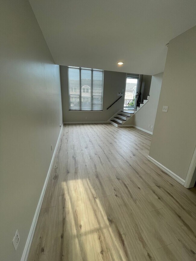 Building Photo - Non conforming 2 bed / 2 bath