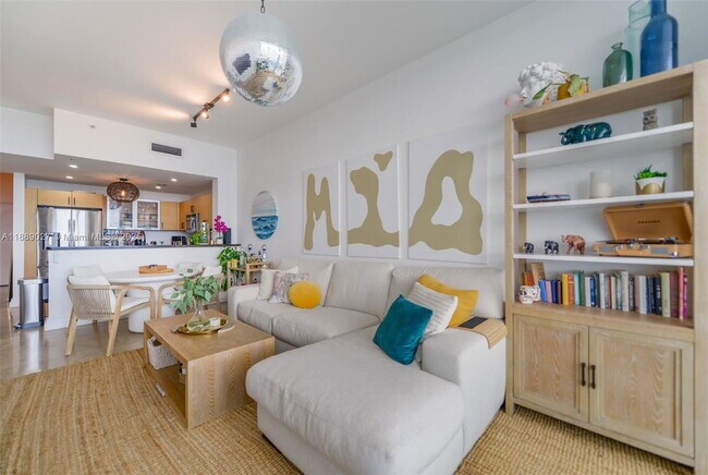 Building Photo - 725 NE 22nd St