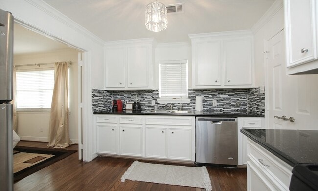 Building Photo - 4331 Marina St