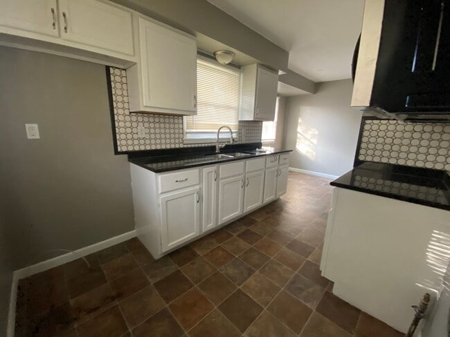Building Photo - 3 Bedroom 2 Bath Single Family Home!  Gara...