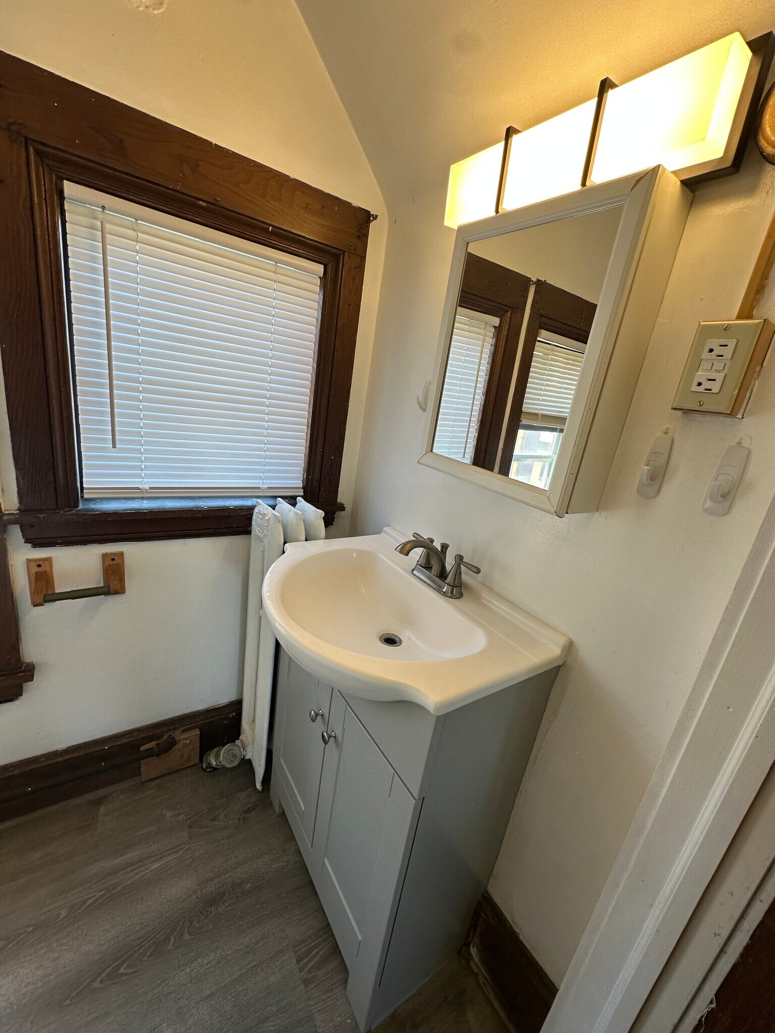 Building Photo - 105-1 Bool St