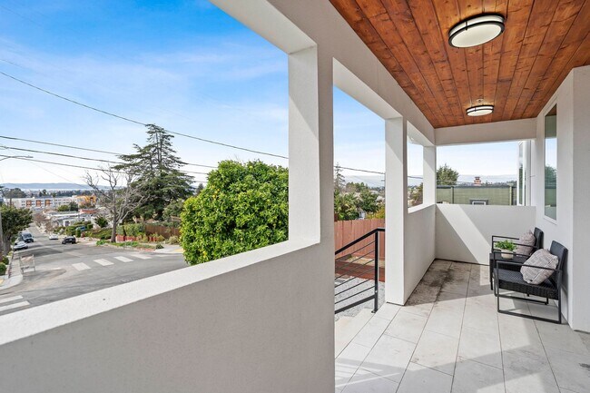 Building Photo - Stunning 4/3 in the Oakland Hills