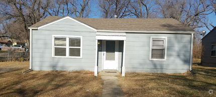 Building Photo - 2 Bedroom House for w/Fenced in Yard