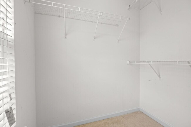 Building Photo - End-unit 2 Bedroom Townhome